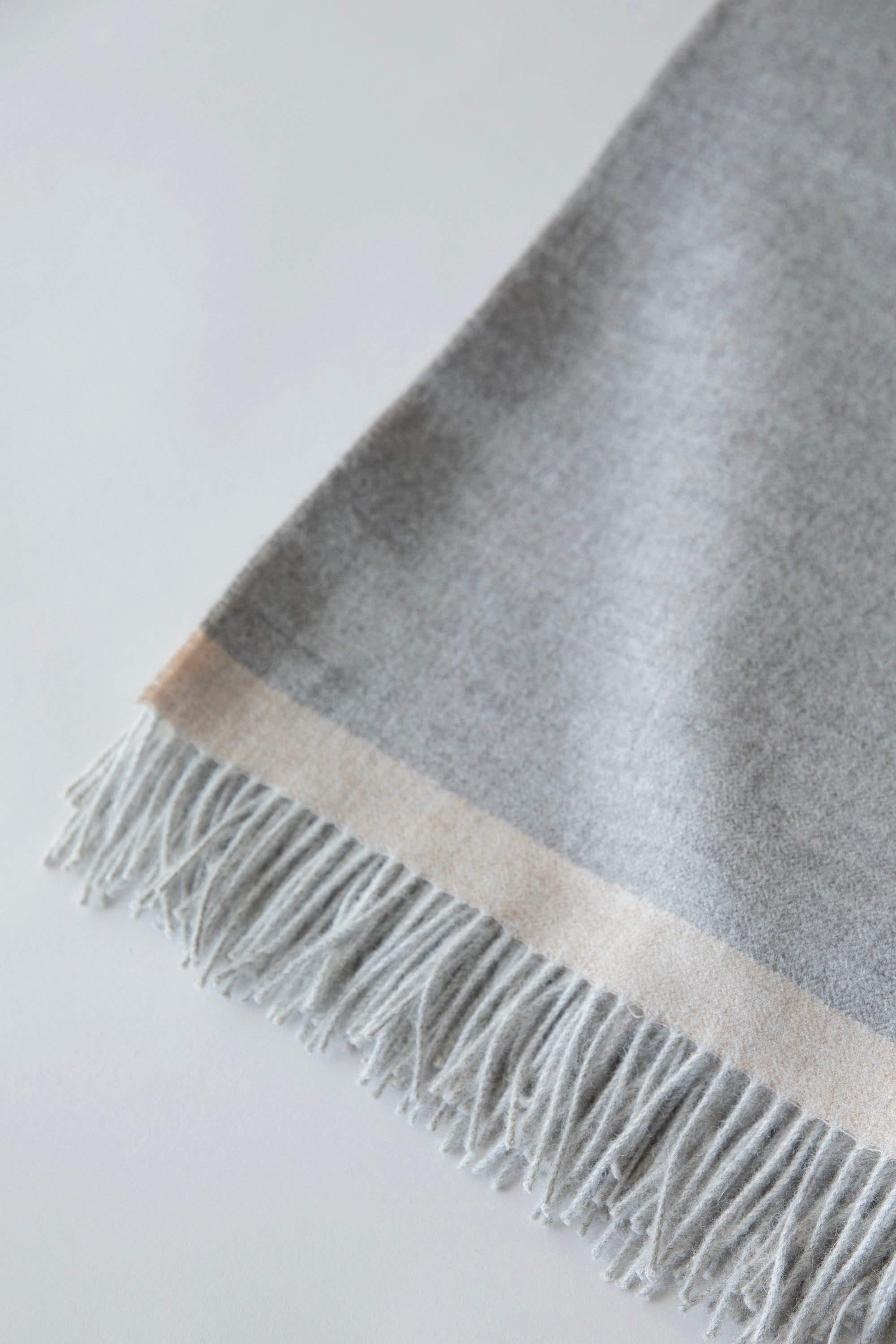 GRADIENT WEAVE THROW - GREY