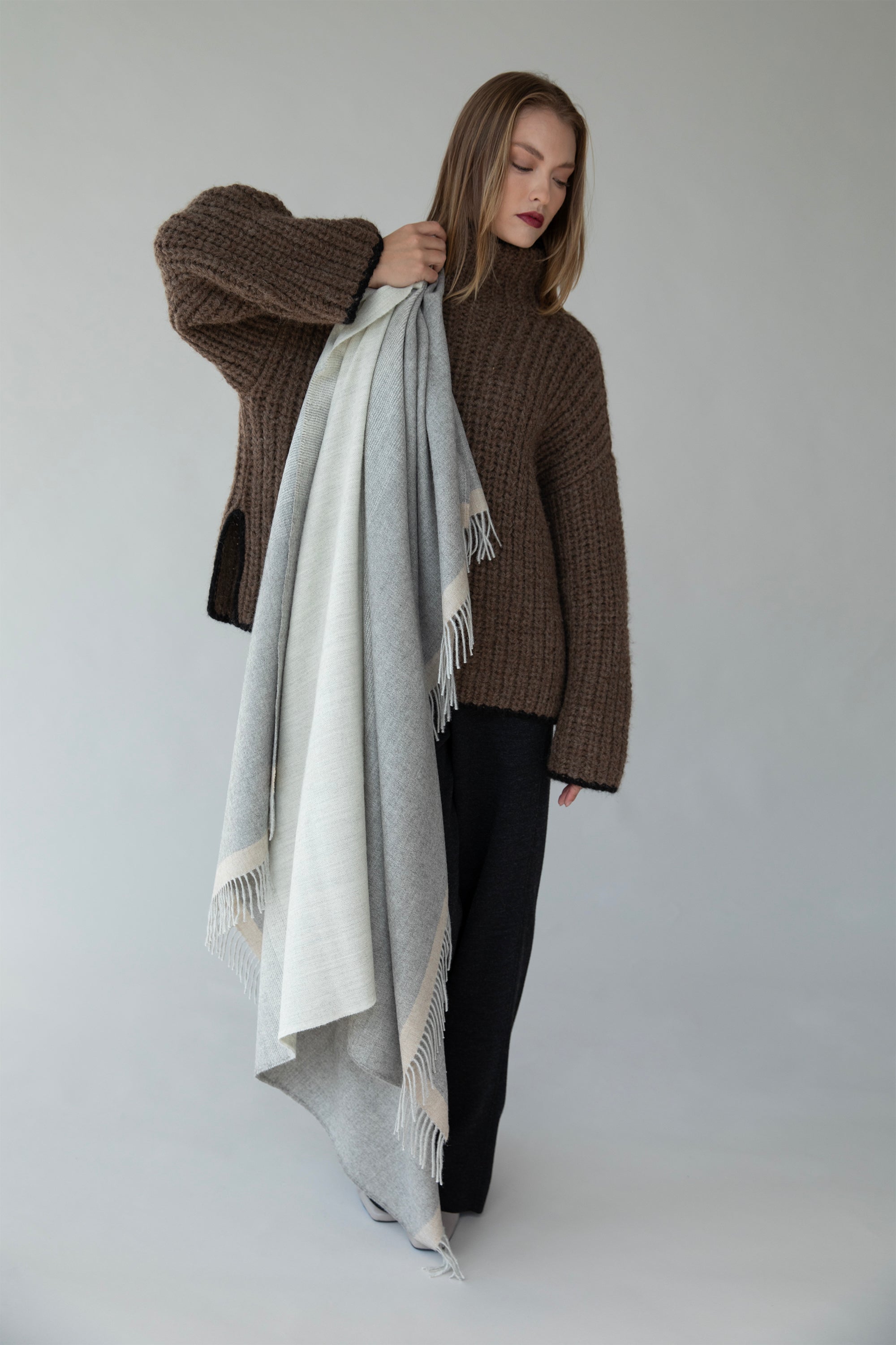 GRADIENT WEAVE THROW - GREY