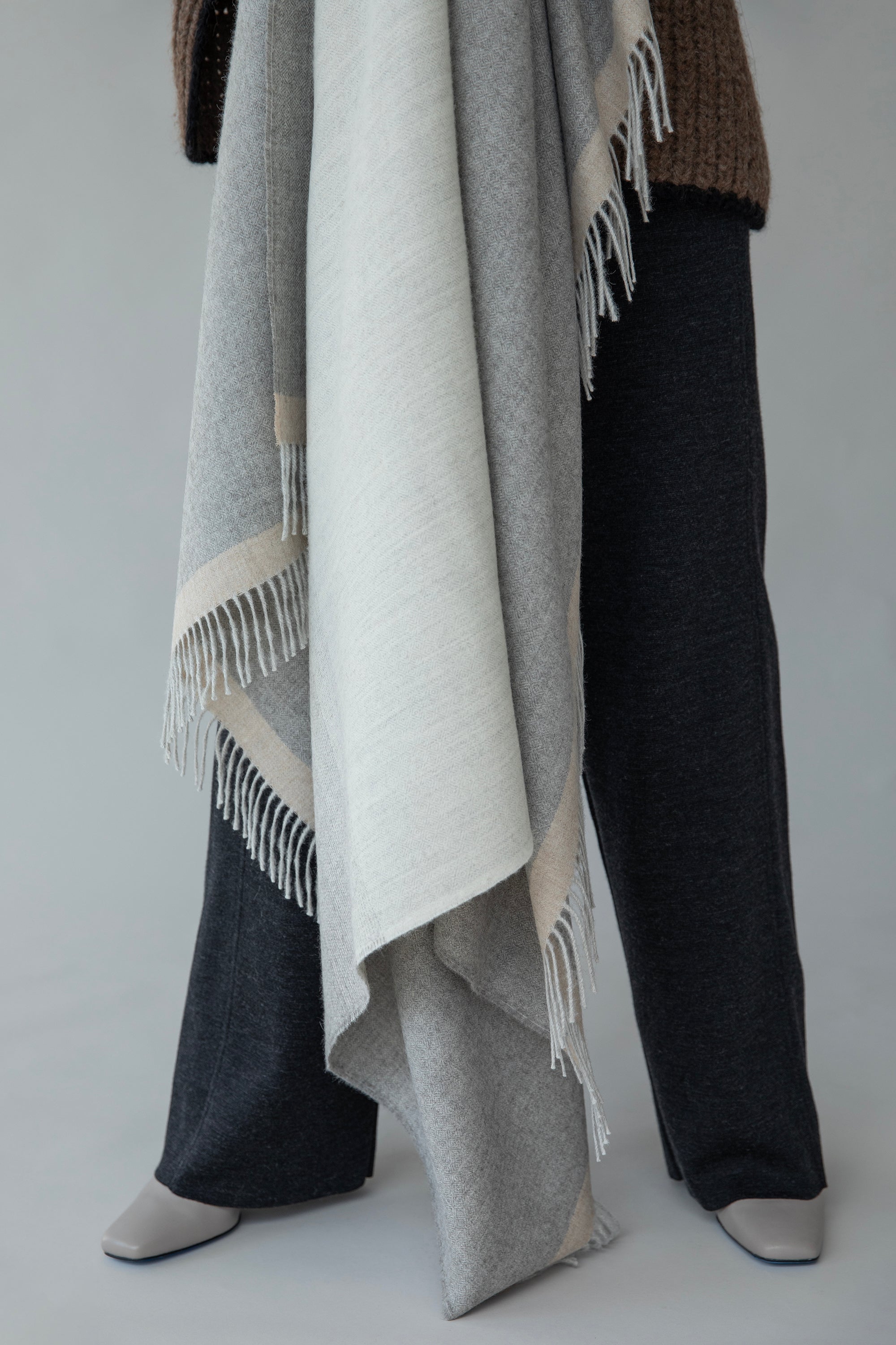 GRADIENT WEAVE THROW - GREY