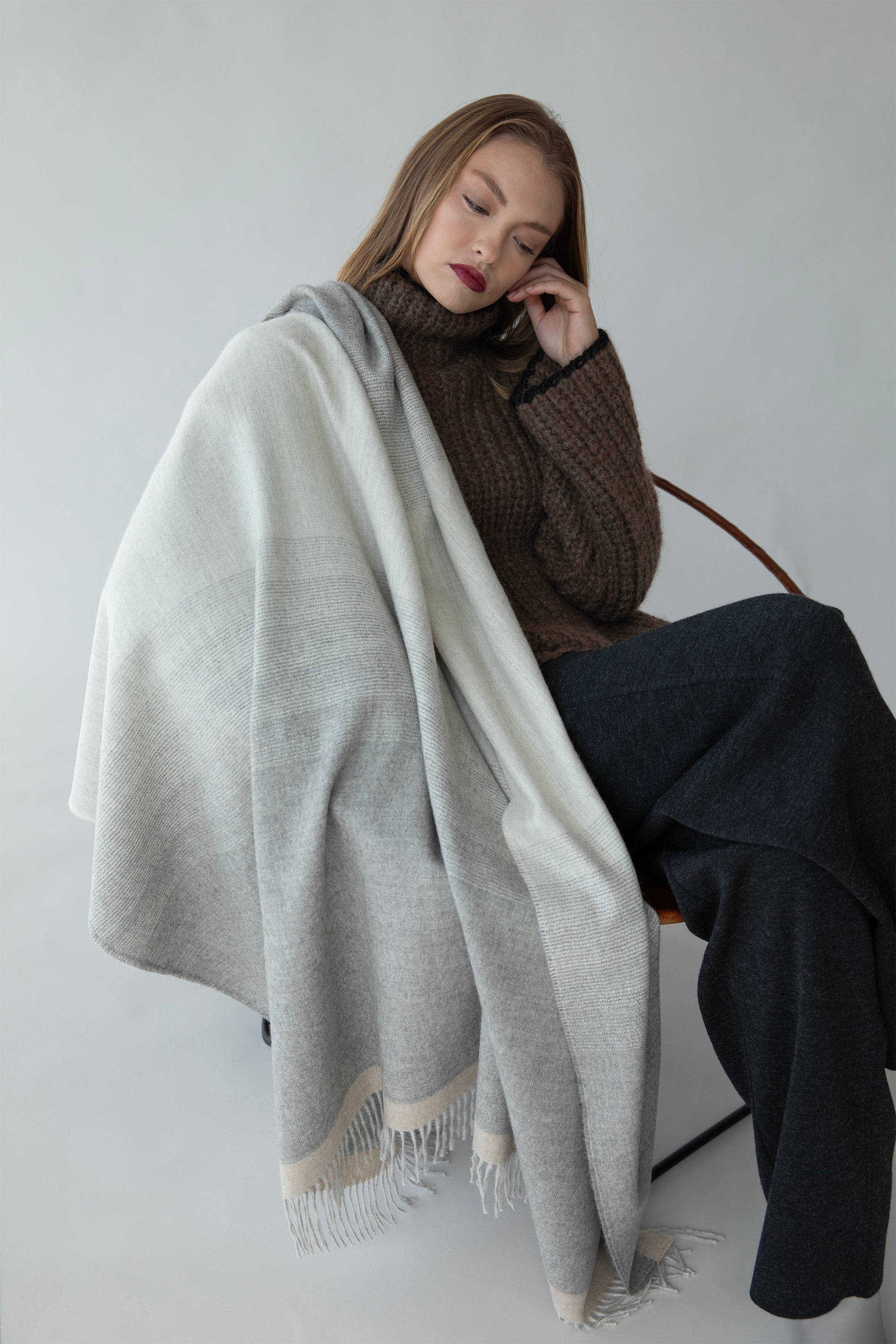 GRADIENT WEAVE THROW - GREY