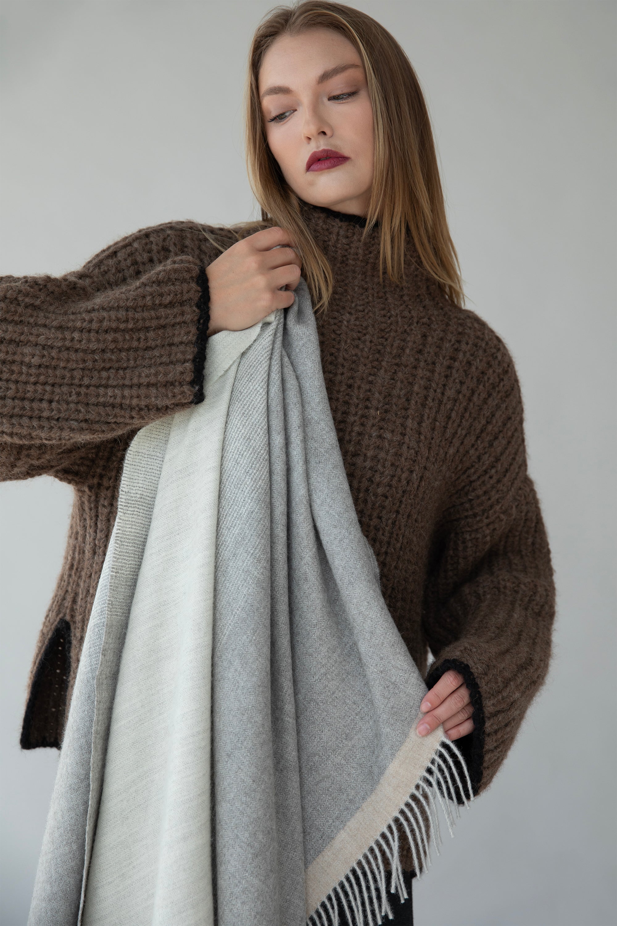 GRADIENT WEAVE THROW - GREY