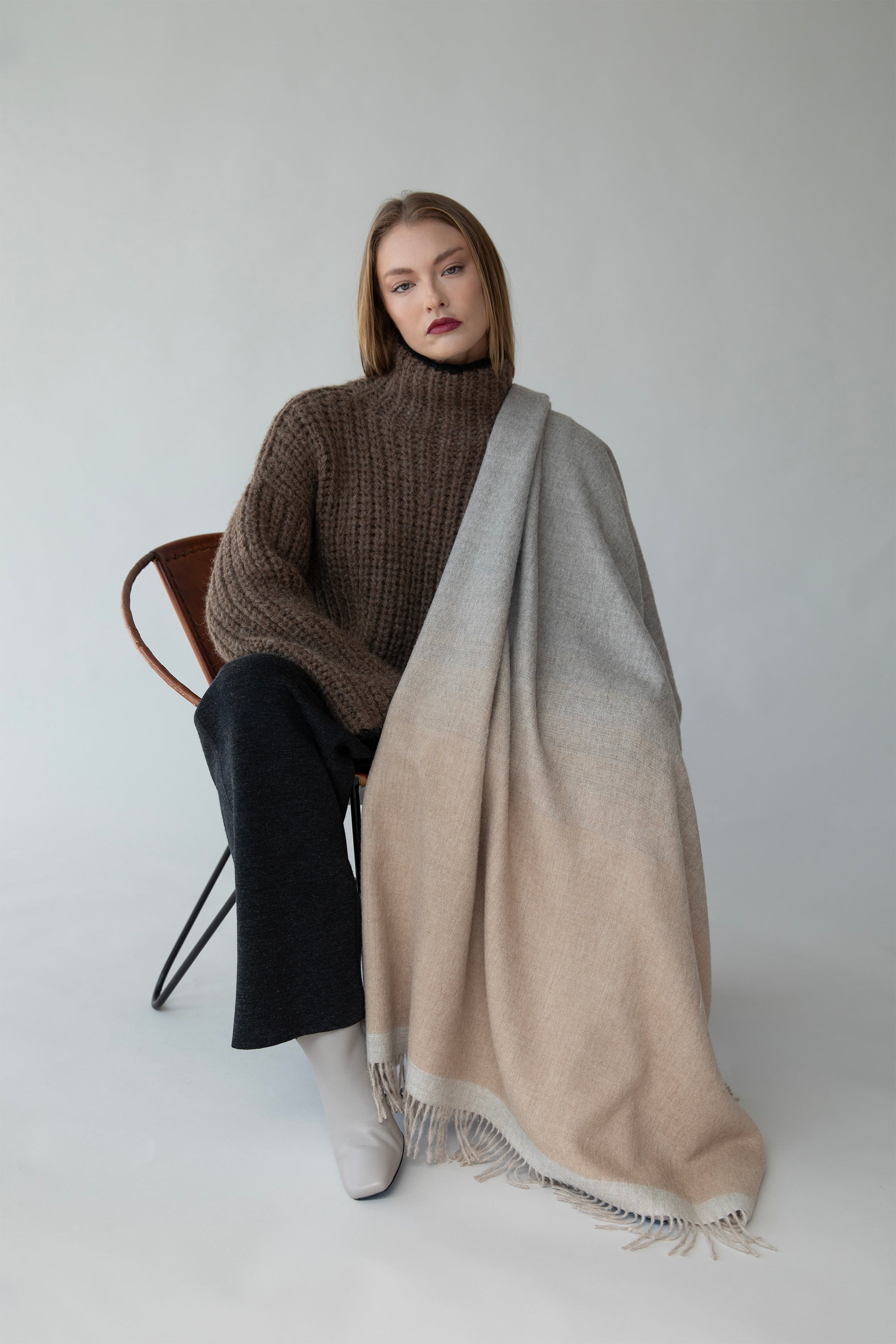 GRADIENT WEAVE THROW - TAUPE