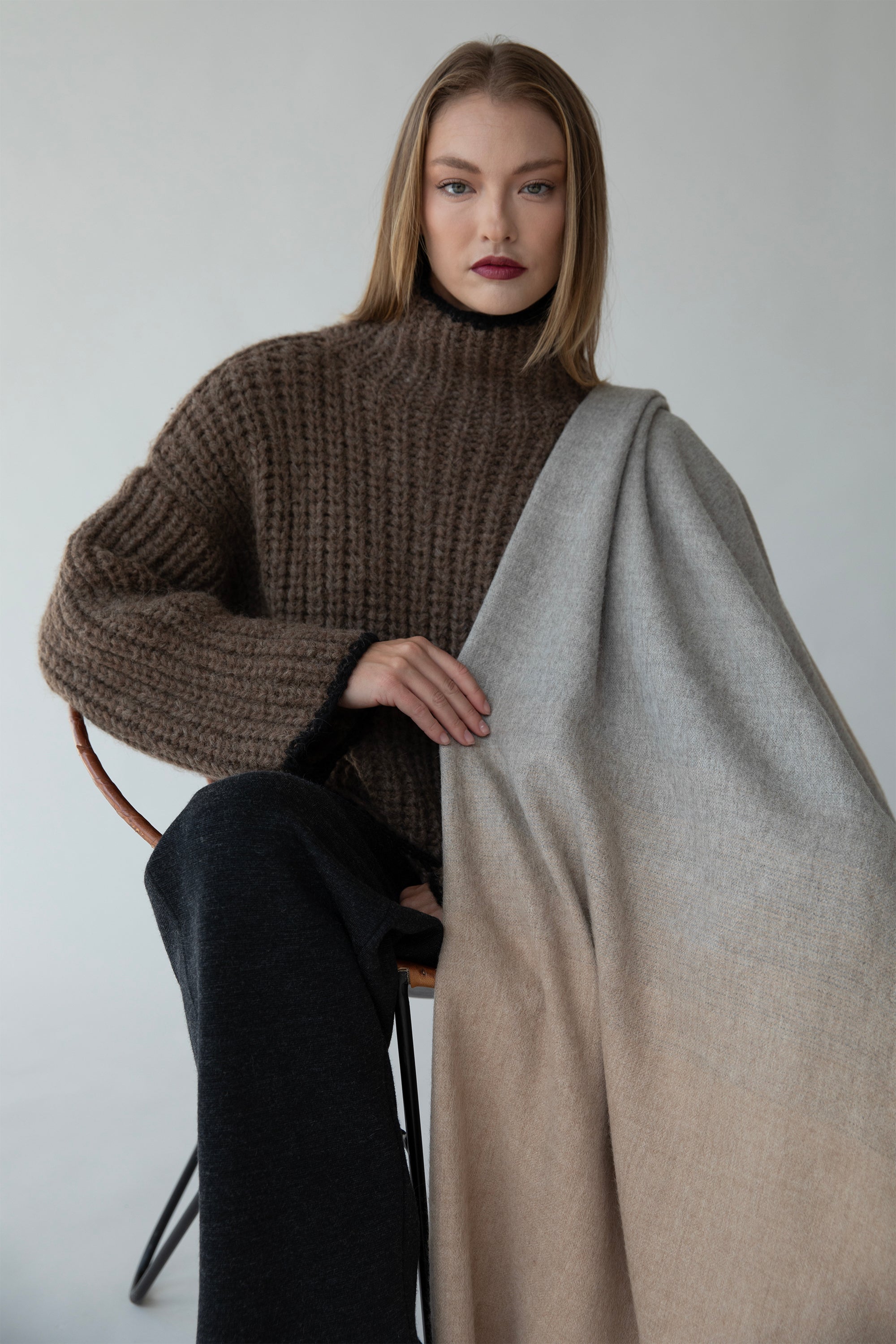 GRADIENT WEAVE THROW - TAUPE