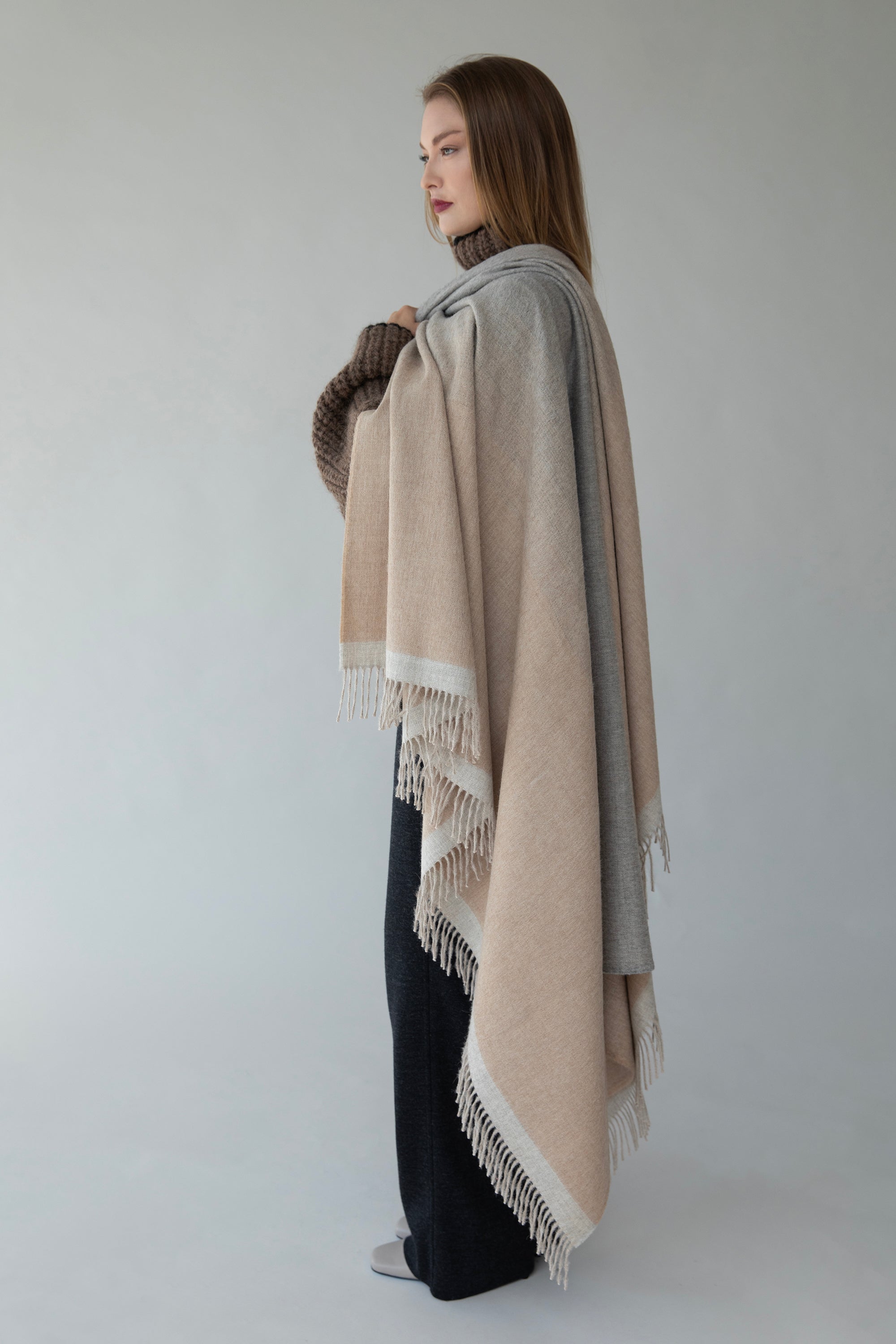 GRADIENT WEAVE THROW - TAUPE