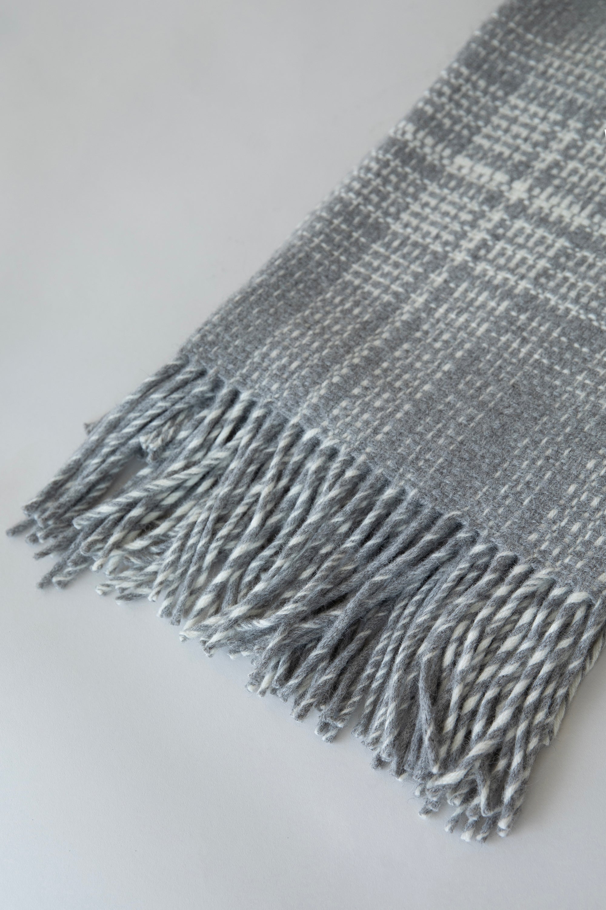 RUSTIC PLAID THROW - GREY