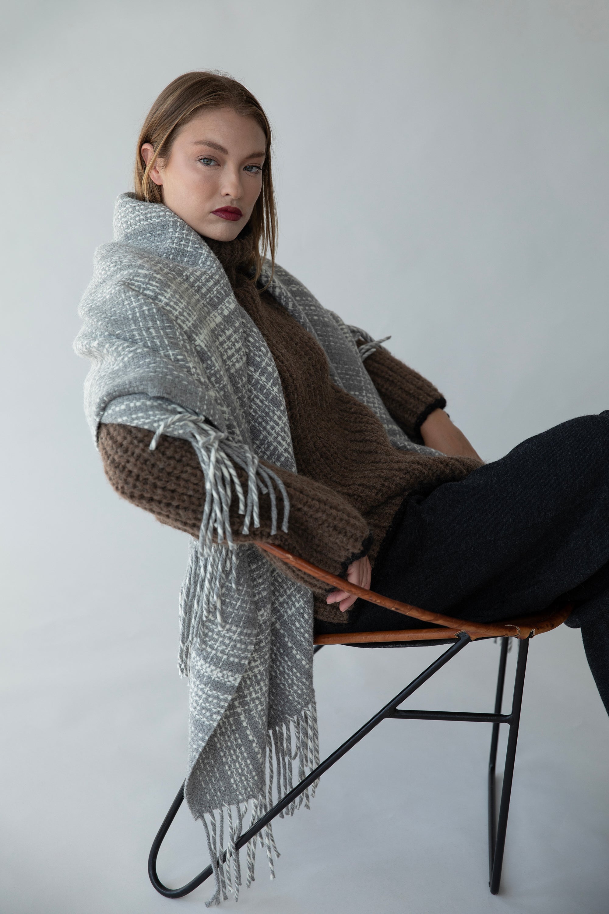 RUSTIC PLAID THROW - GREY