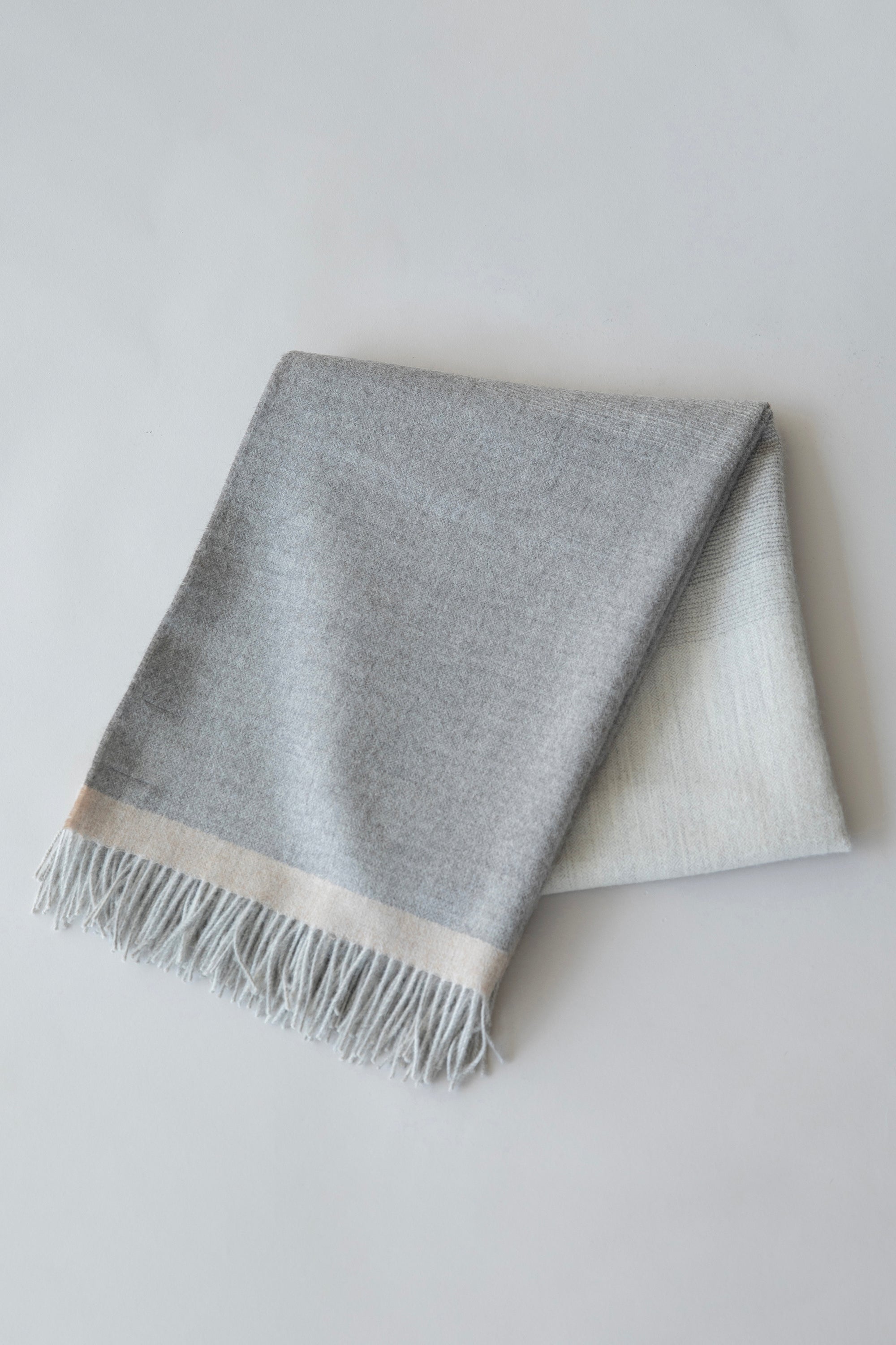 GRADIENT WEAVE THROW - GREY