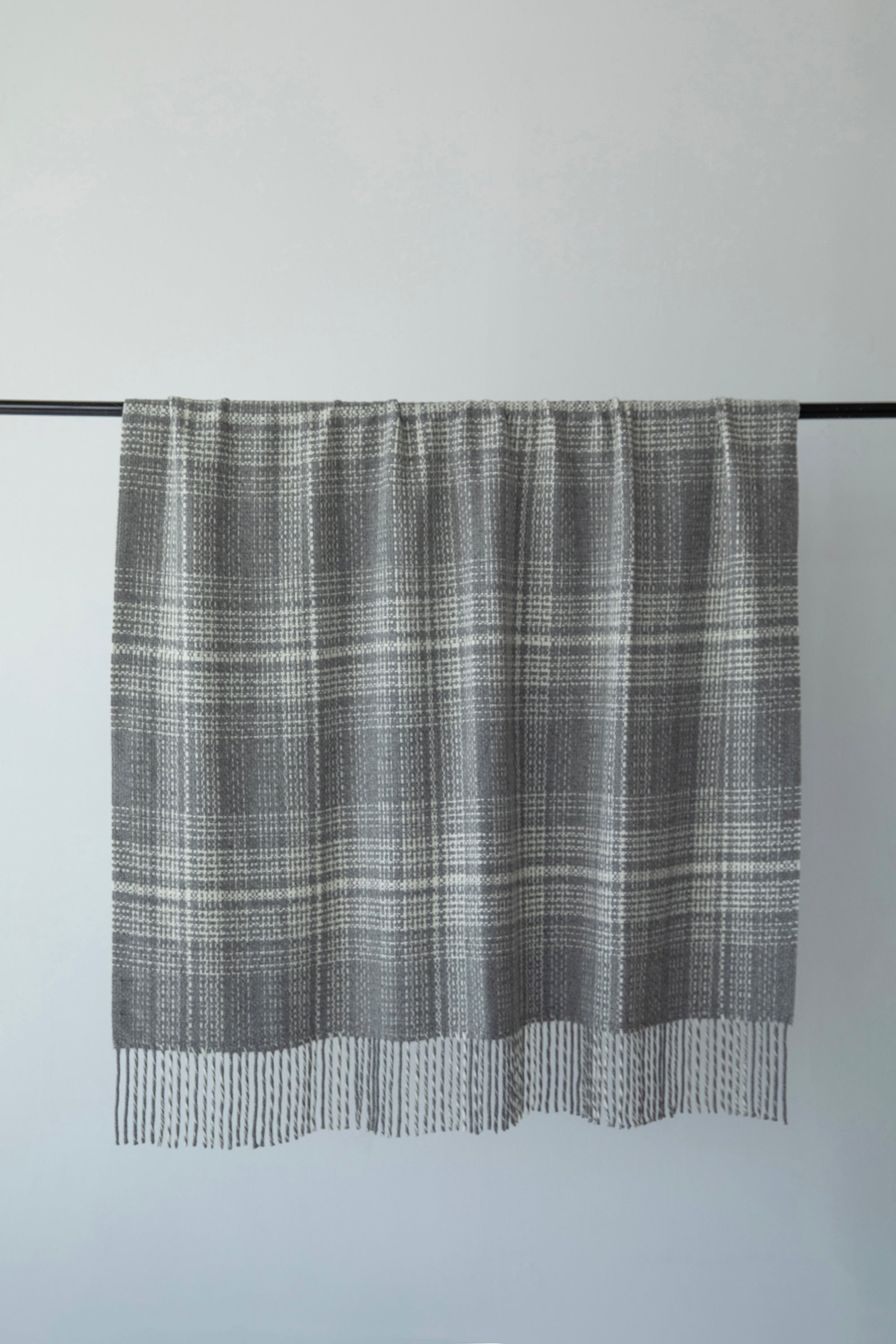 RUSTIC PLAID THROW - GREY