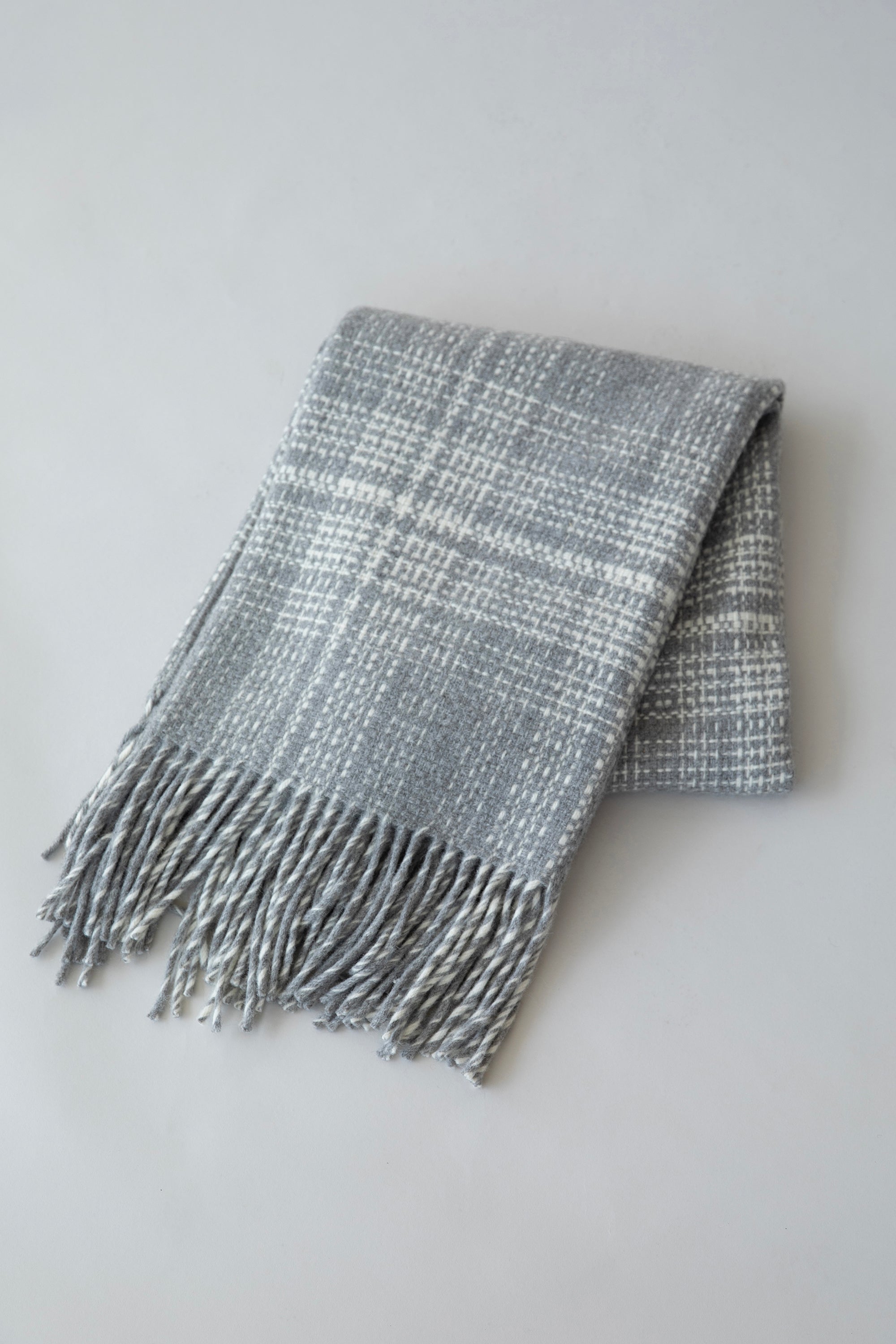 RUSTIC PLAID THROW - GREY