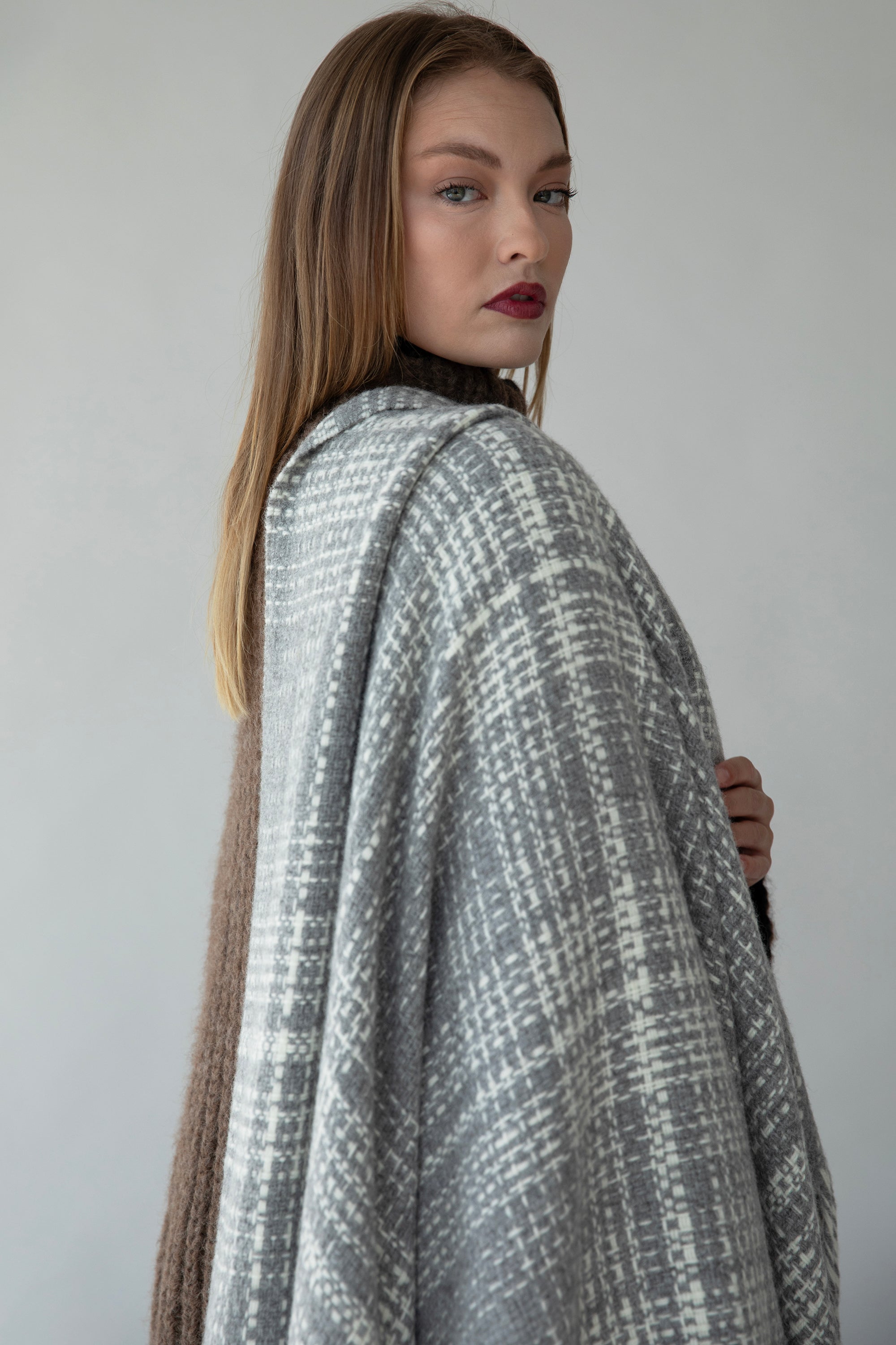 RUSTIC PLAID THROW - GREY