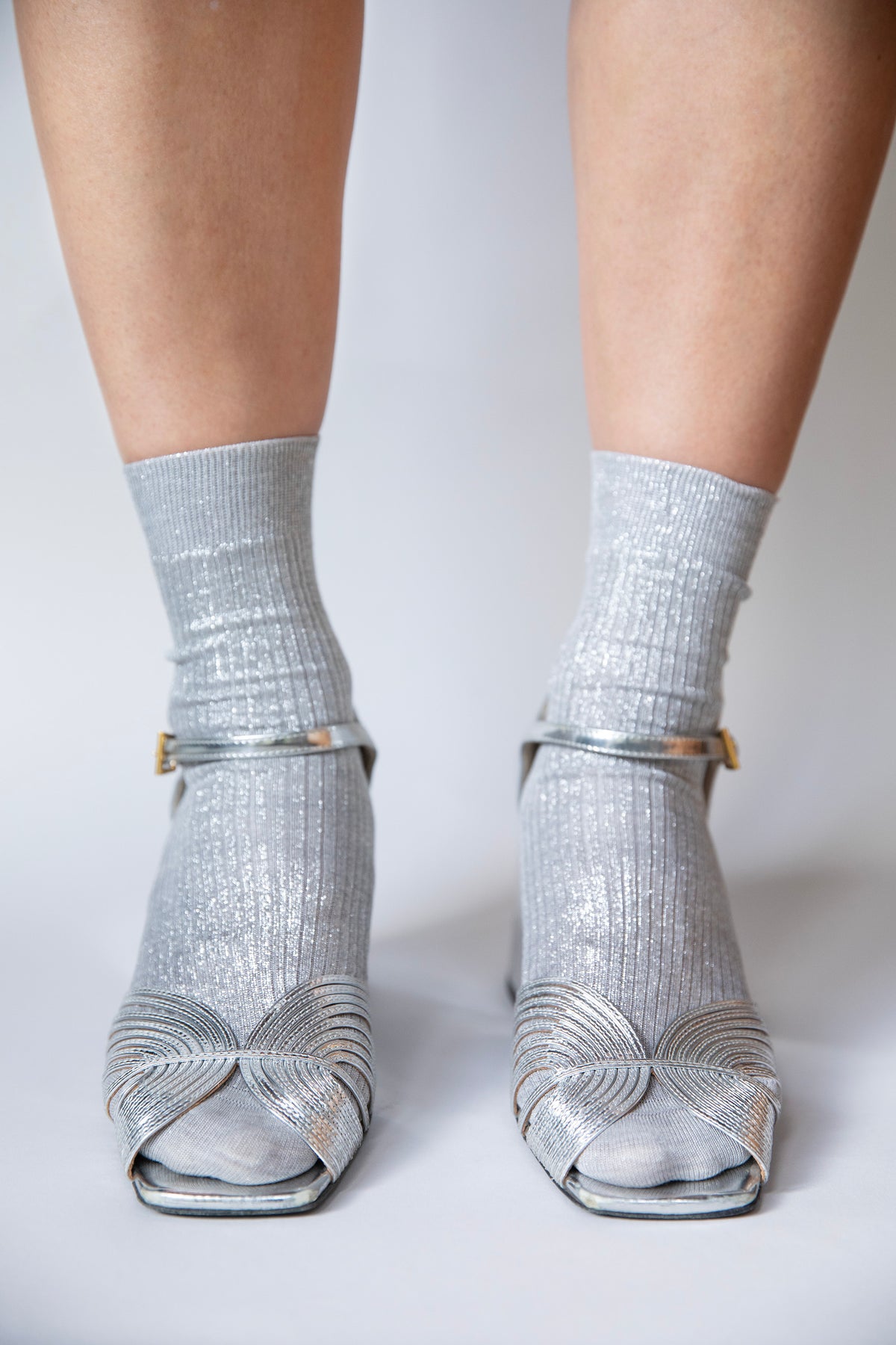Silver Maria La Rosa Lumine silk socks worn mid-calf on the leg